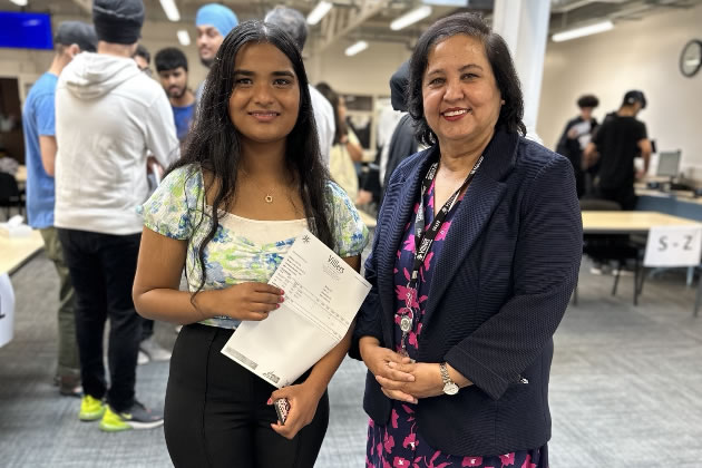 Lenita Da Silva and Mrs Aruna Sharma (Headteacher)