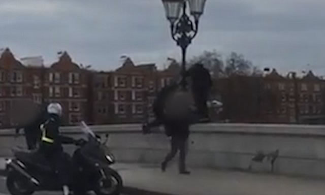 Moped gang trying to steal BBC camera on Putney Bridge