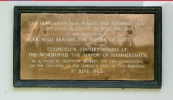 Plaque alongside Berlin Lamp in Furnivall Gardens